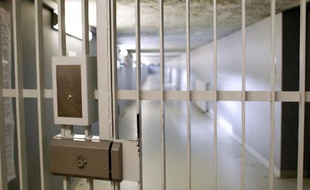 Une centaine de personnels pénitentiaires se sont rassemblés devant la maison d'arrêt des femmes de Fleury-Mérogis (Essonne) tôt jeudi matin, en réaction à la récente agression de deux surveillantes, a constaté une journaliste de l'AFP.