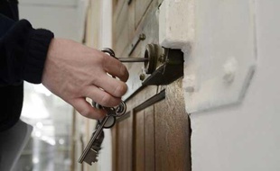Un gardien ouvre une porte de la prison des Baumettes, à Marseille, le 6 mars 2013.