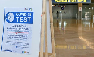 Un panneau indiquant des test antigéniques à l’aéroport de Marseille, le 28 octobre 2020.