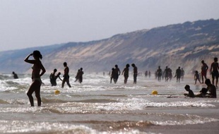 Le nombre de touristes entrés en Espagne en 2013 a atteint un nouveau record à 60,6 millions, replaçant ce pays, prisé pour ses plages, au troisième rang mondial devant la Chine, a annoncé mardi le chef du gouvernement Mariano Rajoy.
