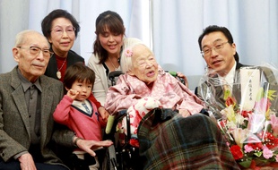 Misao Okawa, entourée par sa famille lors de ses 117 ans le 5 mars 2015...