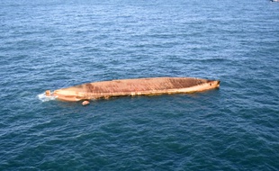 L'épave du cargo Britannica Hav à la dérive.