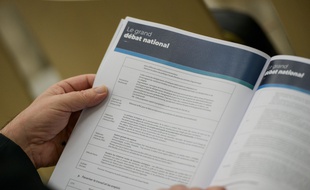 Un livret du grand débat national remis aux participants à la conférence.