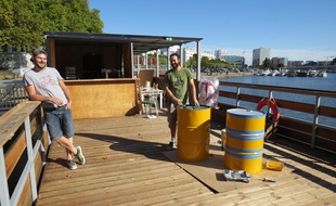 La Drôle de barge dispose d'une large terrasse, en cours de finition.