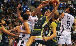 Le CSKA Moscou et le Real Madrid ont poursuivi leur mano a mano en tête du groupe E de l'Euroligue en allant s'imposer respectivement à Kaunas 87-73 et à Malaga 72-64 lors de la 4e journée pour rester les deux seuls clubs invaincus du Top 16.
