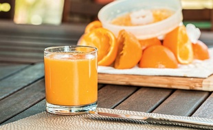 Les jus 100 % purs fruits seraient aussi nocifs pour la santé que les sodas selon une étude. Illustration d'un jus d'orange.