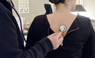 Illustration d'une consultation chez un médecin généraliste.