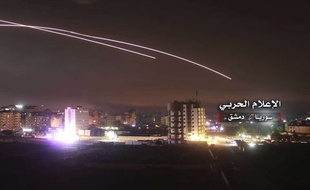 Photo diffusée par l'armée syrienne de missiles israéliens abattus par la défense anti-aérienne à Damas, le 10 mai 2018.