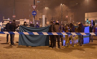 Les experts de la police italienne, à l'endroit où a été abattu Anis Amri, le 23 décembre, à Sesto San Giovanni.