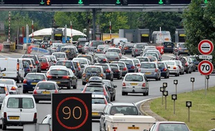 Départs en vacances chargés sur les axes routiers, ici à un péage sur l'A10