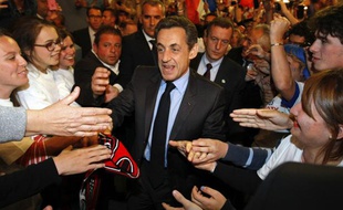 Nicolas Sarkozy prend un bain de foule de son dernier grand meeting à Toulon, jeudi 3 mai 2012