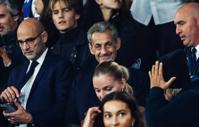 Nicolas Sarkozy a tenté d’oublier (un peu) sa condamnation à cinq ans de prison, en assistant au match du club parisien.