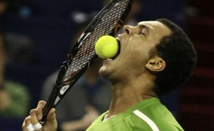 Le Français Jo-Wilfried Tsonga lors de son match face à l'Argentin Juan Martin Del Potro au Masters de Shanghai, le 11 novembre 2008.