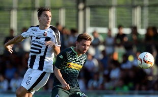 Le Rennais Adrien Hunou (en blanc), ici lors d'un match de préparation contre Mönchengladbach, le 18 juillet 2015.