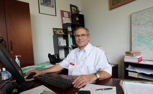 Christian Perronne dans son bureau à Garches, en avril 2016.