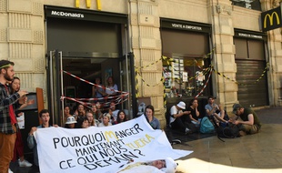 Les jeunes de Youth for Climate occupent le McDonald's de la rue Sainte-Catherine à Bordeaux, le dimanche 14 juillet 2019.
