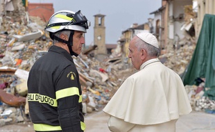 Le pape François s'est rendu le 4 octobre 2016 dans la région d'Amatrice (centre de l'Italie), dévastée par le séisme du 24 août.
