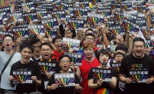 Des militantes et militants pour les droits LGBT se sont réunis pour suivre le résultat du vote au parlement.