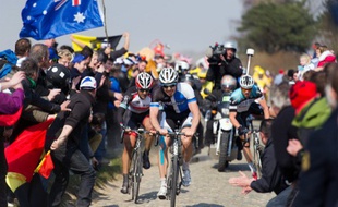 Fabian Cancellara et Sep vanmarcke au milieu du public sur le Paris-Roubaix 2013.