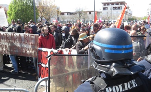 Près de 400 personnes ont manifesté le 13 avril 2016 contre la loi Travail, lors de la venue de Manuel Valls à Vaulx-en-Velin