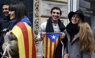 Des électeurs attendent devant un bureau de vote situé dans la délégation du gouvernement régional catalan à Paris le 9 novembre 2014