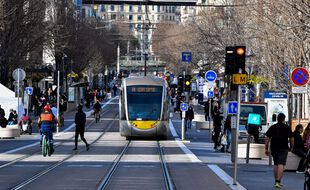 La ligne 1 du tramway (ici sur l'avenue Jean-Médecin devrait également monter dans la vallée du Paillon