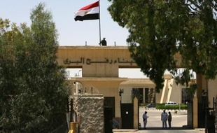 Cinq membres d'un commando qui ont attaqué dimanche un poste-frontière entre l'Egypte et Israël, tuant 16 gardes-frontière égyptiens, avant de pénétrer avec un véhicule blindé sur le territoire israélien ont été tués, a indiqué lundi un porte-parole de l'armée.