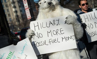 Des militants écologistes manifestent contre le projet d'oléoduc Keystone XL, à Washington le 23 mars 2015