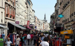 La Seine-Saint-Denis attire des grandes entreprises, mais ses habitants frappés par le chômage en profitent peu, alors que la discrimination "à l'adresse", l'un des maux des quartiers défavorisés du département, pourrait bientôt être punie par la loi.