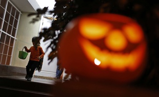 Illustration d'un enfant collectant des bonbons pour Halloween.