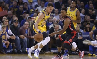 Stephen Curry lors du match entre les Golden State Warriors et Toronto le 17 novembre 2015.