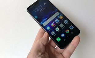 Le Honor 10, disponible en 64 Go ou 128 Go.