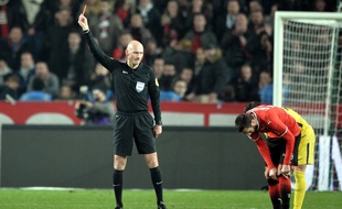 L'arbitre de Rennes-PSG au moment de l'expulsion de Benjamin André, le 16 décembre 2017.
