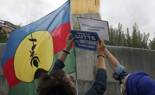 Des militants pour l’indépendance de la Nouvelle-Calédonie rebaptisent une rue de Paris le 5 juillet 2020.