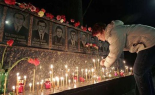 Les Ukrainiens allument des bougies, le 26 avril 2007, en souvenir des pompiers morts après avoir servi durant l'accident de Tchernobyl