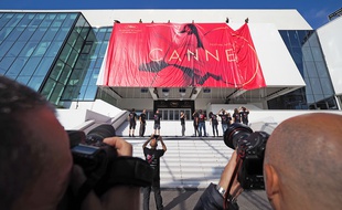 La gigantesque affiche du 70e Festival de Cannes hissée sur le palais
