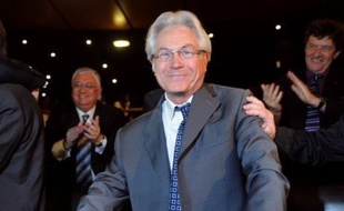 Eugène Caselli, président de la fédération socialiste des Bouches-du-Rhône, a été élu jeudi à la surprise générale président de la communauté urbaine de Marseille qui regroupe 18 communes, succédant à l'UMP Jean-Claude Gaudin qui ne se représentait pas.