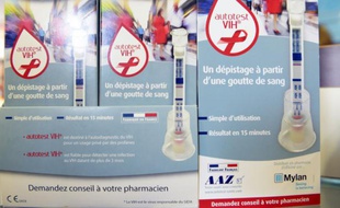 Des autotests VIH présentés à la veille de leur commercialisation par la ministre de la Santé Marisol Touraine dans une pharmacie parisienne, le 14 septembre 2015