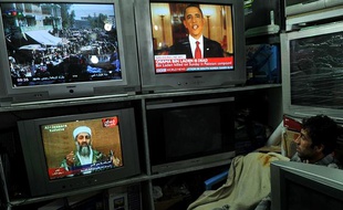 Un Afghan regarde les informations à Kaboul, le 2 mai 2011, jour où la mort d’Oussama ben Laden a été announcée par Barack Obama.