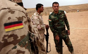Des militaires allemands forment des peshmergas au maniement des armes sophistiquées pour combattre les jihadistes du groupe Etat islamique, le 2 octobre à Erbil, en Irak