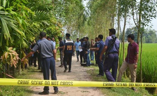 Des policiers bangalais sur le site du meurtre d'un Japonais à Rangpur le 3 octobre 2015