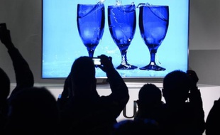 Une télévision ultra-haute définition de Samsung, présentée au Salon d'électronique grand public international de Las Vegas, dans le Nevada, le 5 janvier 2015