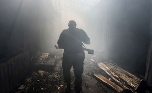Un rebelle pro-russe dans un marché pilonné de Donetsk en Ukraine.