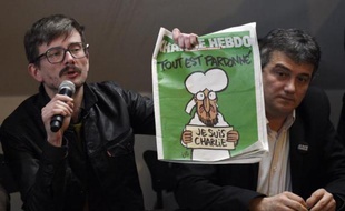Le dessinateur Luz et Patrick Pellous lors d'une conférence de presse le 13 janvier 2015 à Paris