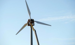 Des techniciens installent une éolienne à Calais, le 16 décembre 2014