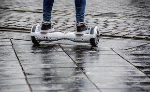 Un adolescent sur un hoverboard (illustration).