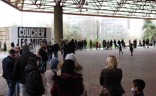Une petite partie de la file d'attente qui s'est formée au centre de dépistage Covid-19 du Triangle à Rennes, ici le 10 janvier 2022.