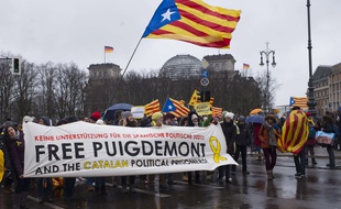 Quelques centaines de partisans de l'indépendance de la Catalogne ont manifesté le 1er avril 2018 à Berlin pour demander la libération de Carles Puigdemont, l'ex-président de la région.
