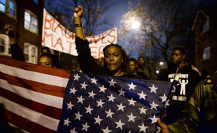Des manifestants protestent le 23 novembre 2014 à Saint-Louis contre la mort de Michael Brown, un Noir de 18 ans, abattu en août par un policier en plein jour dans une rue de Ferguson