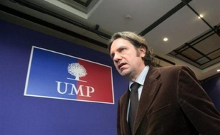 Frédéric Lefebvre, porte-parole de l'UMP, a souhaité lundi que la période pendant laquelle l'Etat devra aider des entreprises et encadrer la rémunération de leurs patrons "ne dure pas plus de deux ans".